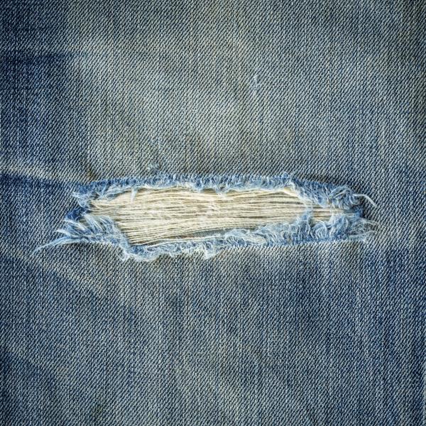 Как испортить джинсы ножницами и наждачной бумагой
